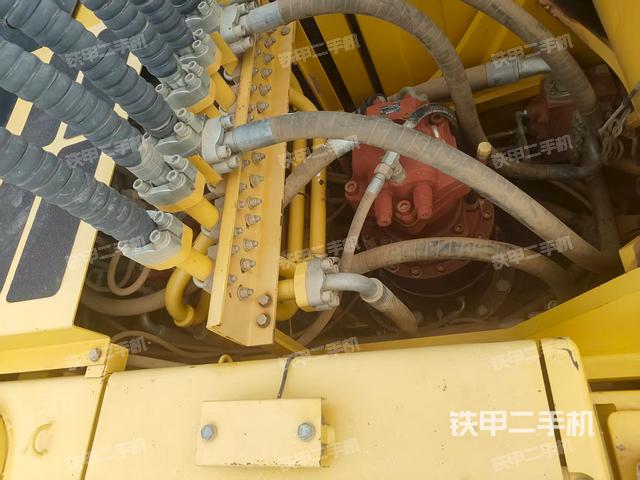 回转马达和主控阀(整机外观) 回转马达和主控阀(整机外观)