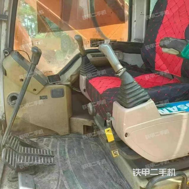 駕駛室整體(整機(jī)外觀) 駕駛室整體(整機(jī)外觀)