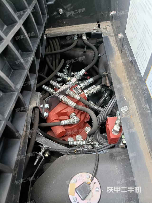 回转马达和主控阀（整机外观）