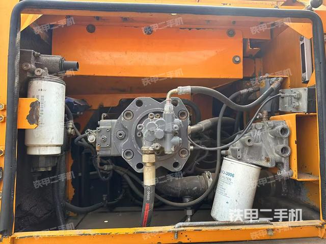 液压泵舱室正面整体(整机外观) 液压泵舱室正面整体(整机外观)