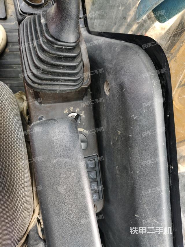 座椅右侧控制台/钥匙门/油门/含右手柄（驾驶室部分）