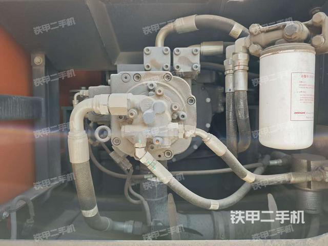 液压泵舱室正面整体(整机外观) 液压泵舱室正面整体(整机外观)