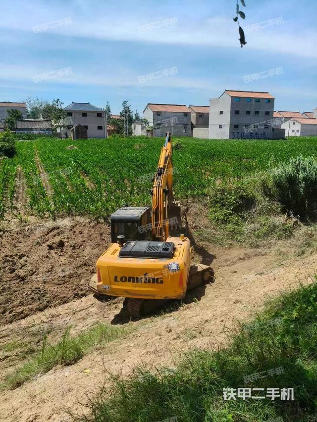 单侧履带整体(整机外观) 单侧履带整体(整机外观)