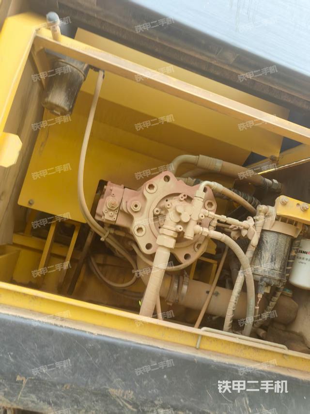 液压泵舱室正面整体(整机外观) 液压泵舱室正面整体(整机外观)