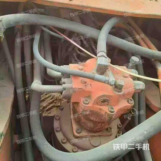 回转马达和主控阀(整机外观) 回转马达和主控阀(整机外观)