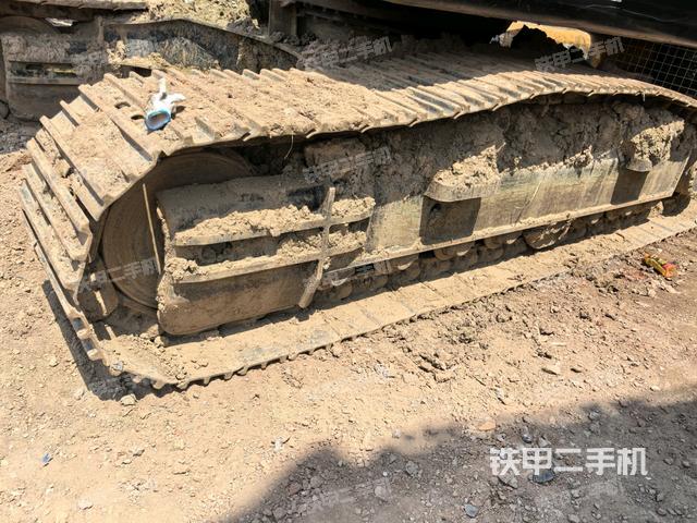 單側(cè)履帶整體(整機(jī)外觀) 單側(cè)履帶整體(整機(jī)外觀)