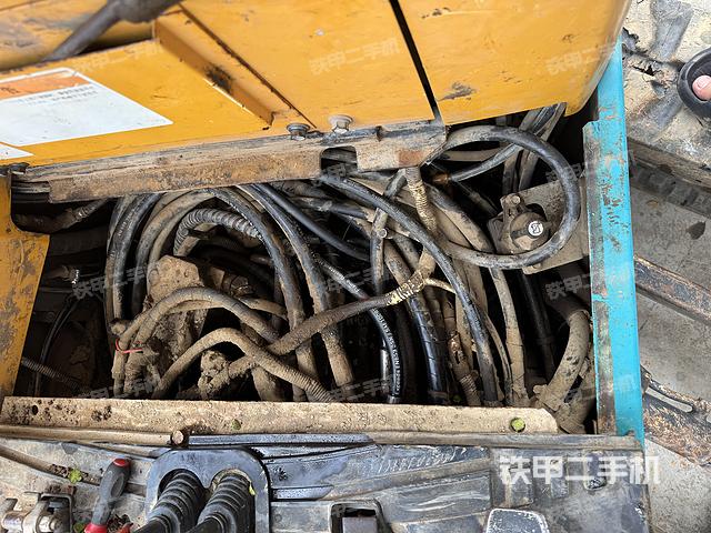 液壓泵艙室正面整體(整機(jī)外觀) 液壓泵艙室正面整體(整機(jī)外觀)