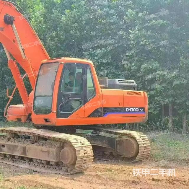 驾驶室整体(整机外观) 驾驶室整体(整机外观)