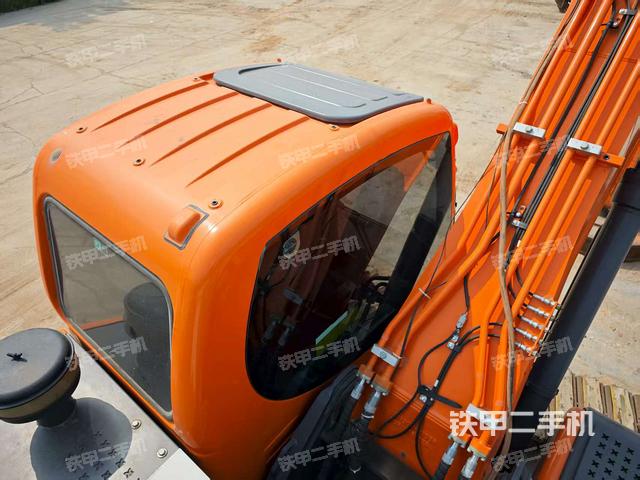 驾驶室顶部(整机外观) 驾驶室顶部(整机外观)