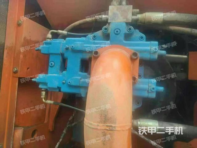 液压泵舱室正面整体(整机外观) 液压泵舱室正面整体(整机外观)