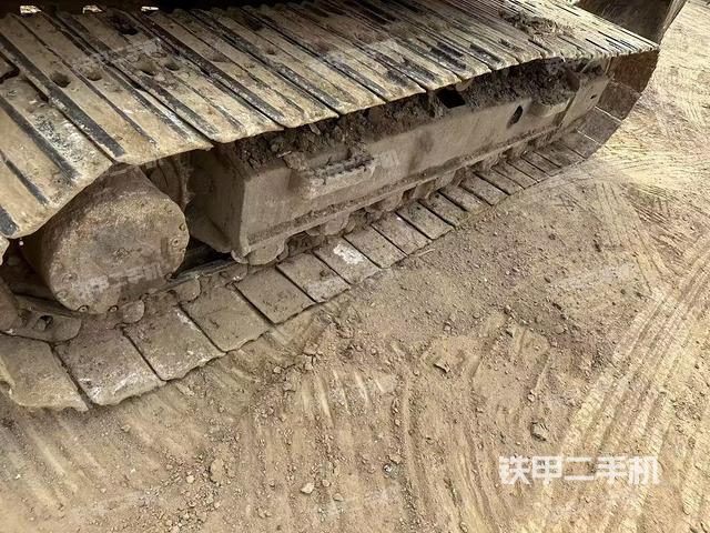 單側(cè)履帶整體(整機(jī)外觀) 單側(cè)履帶整體(整機(jī)外觀)