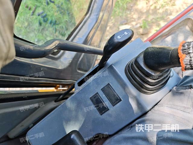 座椅右侧控制台/钥匙门/油门/含右手柄(驾驶室部分) 座椅右侧控制台/钥匙门/油门/含右手柄(驾驶室部分)
