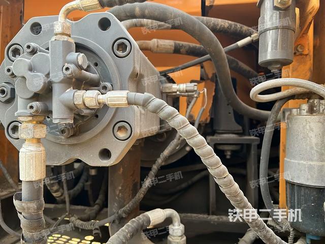 液压泵舱室正面整体(整机外观) 液压泵舱室正面整体(整机外观)