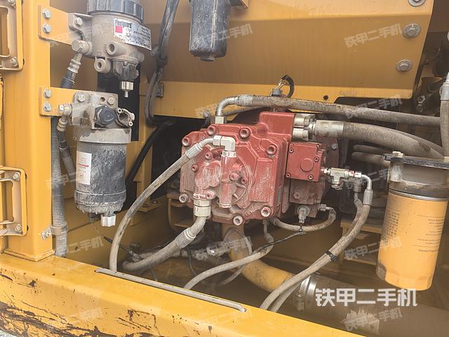 液压泵舱室正面整体（整机外观）