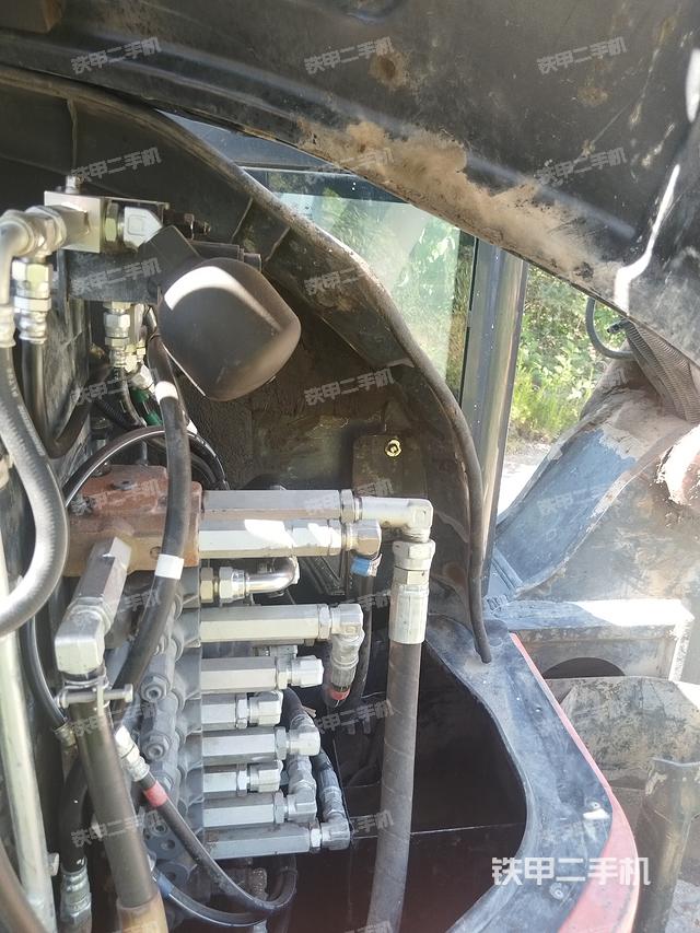 回转马达和主控阀（整机外观）