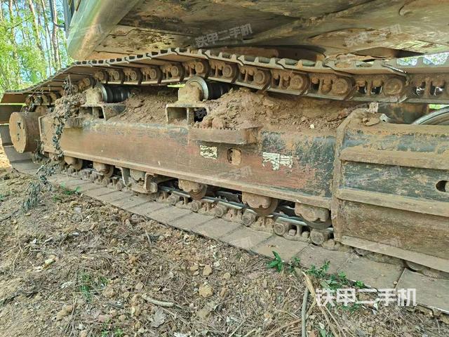 單側(cè)履帶整體(整機(jī)外觀) 單側(cè)履帶整體(整機(jī)外觀)