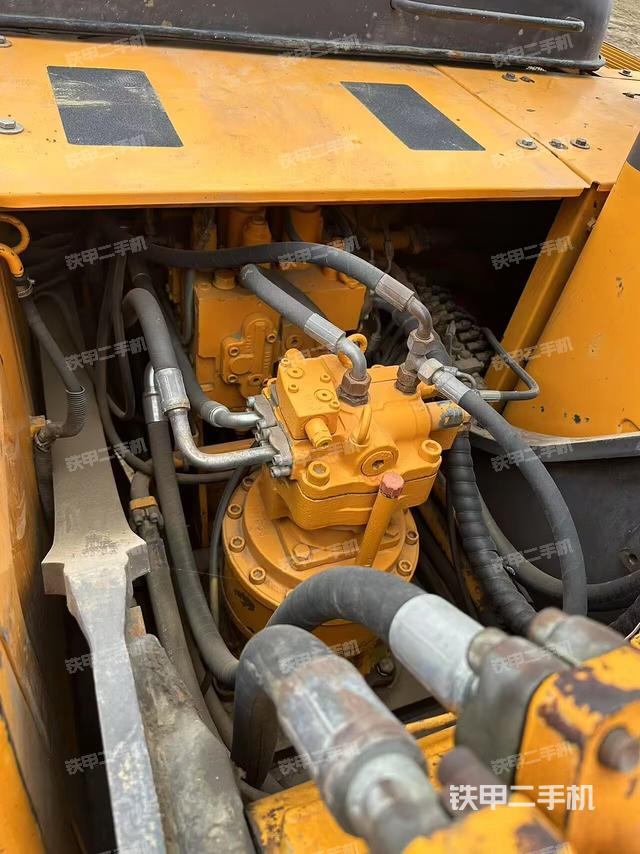 回转马达和主控阀(整机外观) 回转马达和主控阀(整机外观)