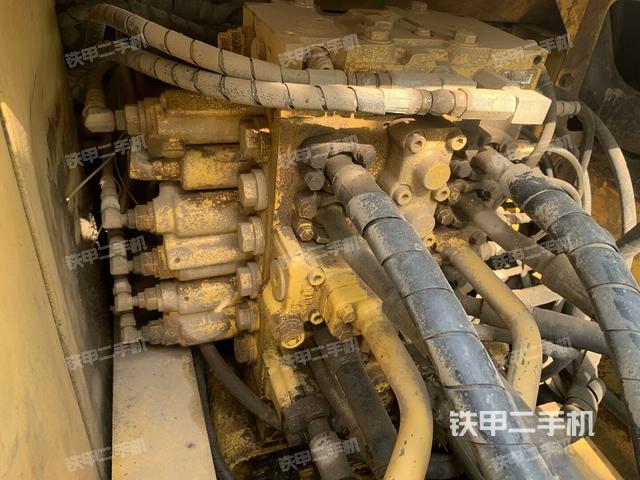 回转马达和主控阀(整机外观) 回转马达和主控阀(整机外观)