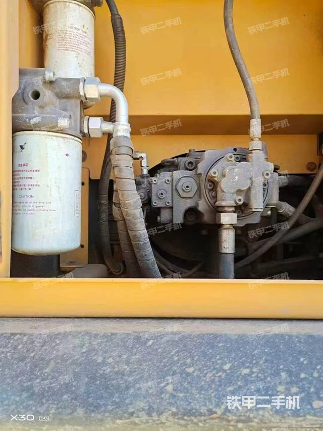 液压泵舱室正面整体(整机外观) 液压泵舱室正面整体(整机外观)