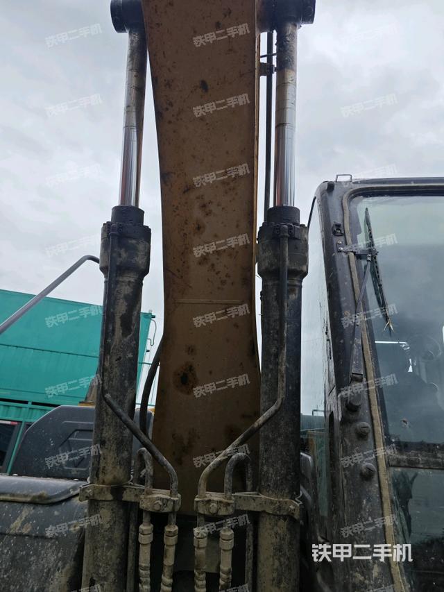 大臂油缸整体 竖拍(工作和回转装置) 大臂油缸整体 竖拍(工作和回转装置)