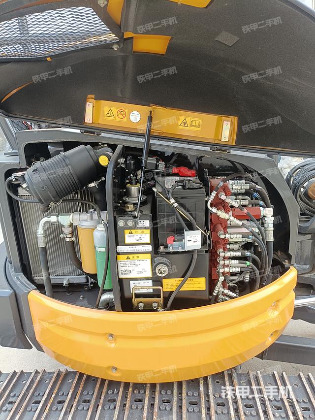 液压泵舱室正面整体（整机外观）