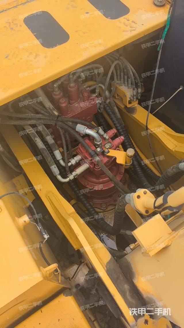 回转马达和主控阀（整机外观）