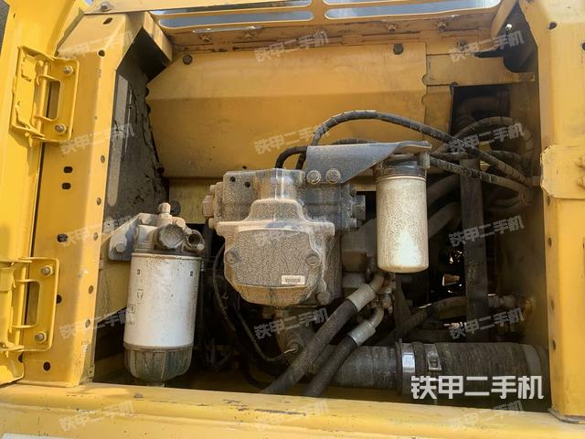 液压泵舱室正面整体(整机外观) 液压泵舱室正面整体(整机外观)