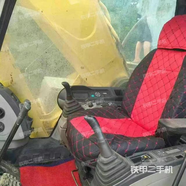駕駛室整體(整機(jī)外觀) 駕駛室整體(整機(jī)外觀)