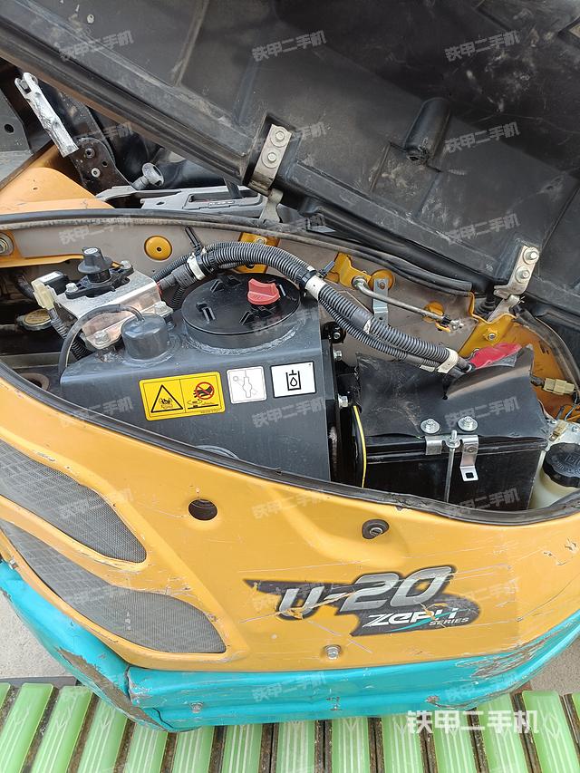 液压泵舱室正面整体（整机外观）