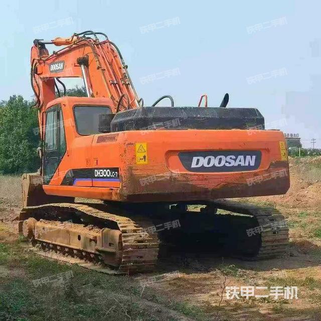 驾驶室顶部(整机外观) 驾驶室顶部(整机外观)