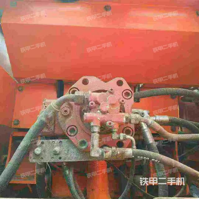 液压泵舱室正面整体(整机外观) 液压泵舱室正面整体(整机外观)