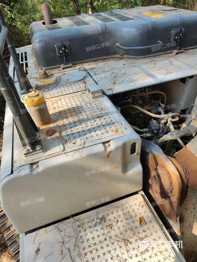駕駛室頂部(整機(jī)外觀) 駕駛室頂部(整機(jī)外觀)