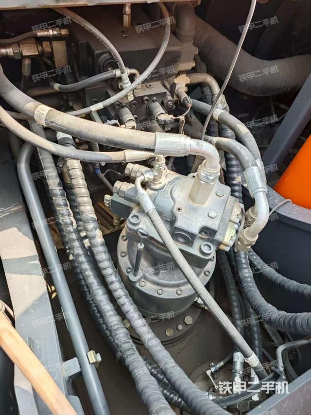 回转马达和主控阀(整机外观) 回转马达和主控阀(整机外观)