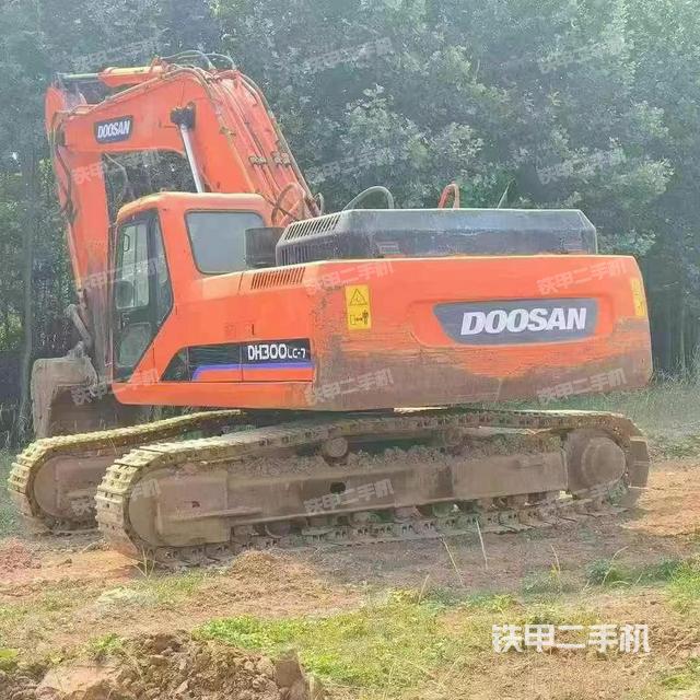 单侧履带整体(整机外观) 单侧履带整体(整机外观)