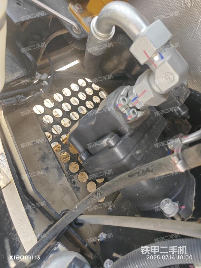 液压泵舱室正面整体(整机外观) 液压泵舱室正面整体(整机外观)