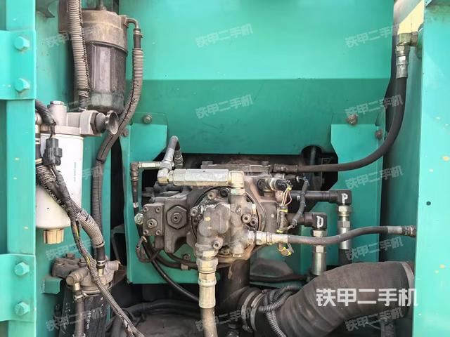 液压泵舱室正面整体(整机外观) 液压泵舱室正面整体(整机外观)