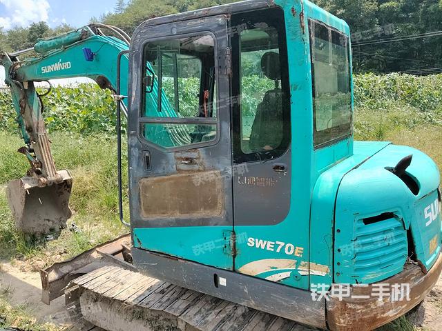 駕駛室頂部（整機外觀）