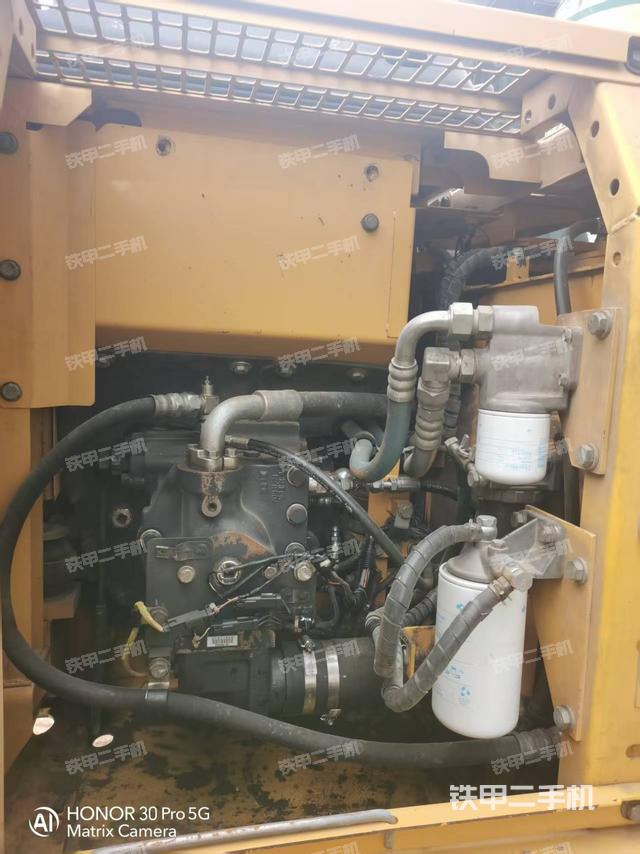 液压泵舱室正面整体(整机外观) 液压泵舱室正面整体(整机外观)