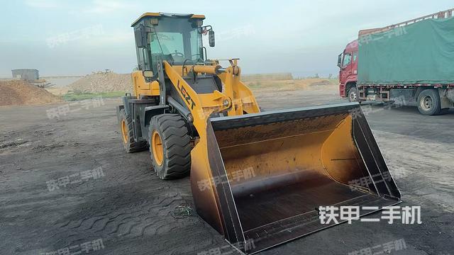 駕駛室工作臺(整機(jī)外觀及大件) 駕駛室工作臺(整機(jī)外觀及大件)