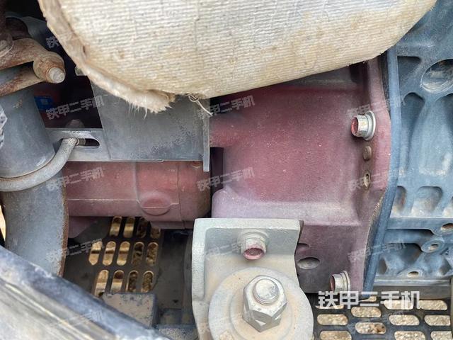 液压泵舱室正面整体（整机外观）