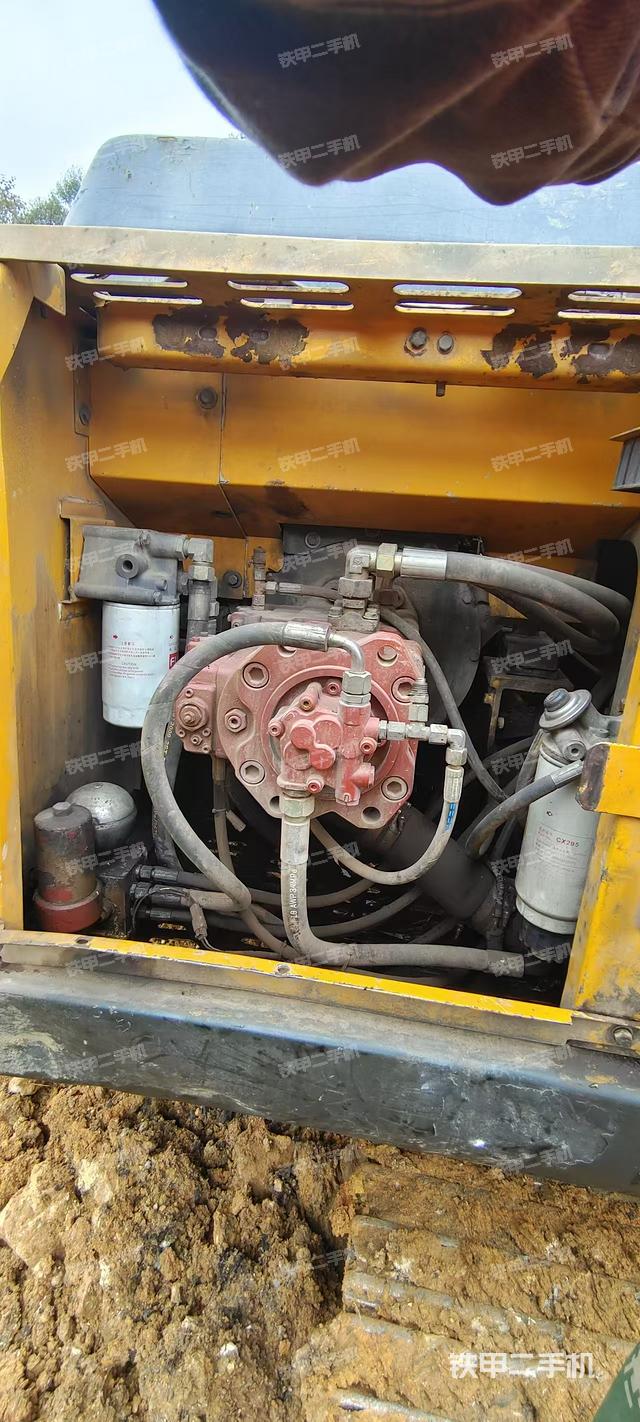 液压泵舱室正面整体（整机外观）