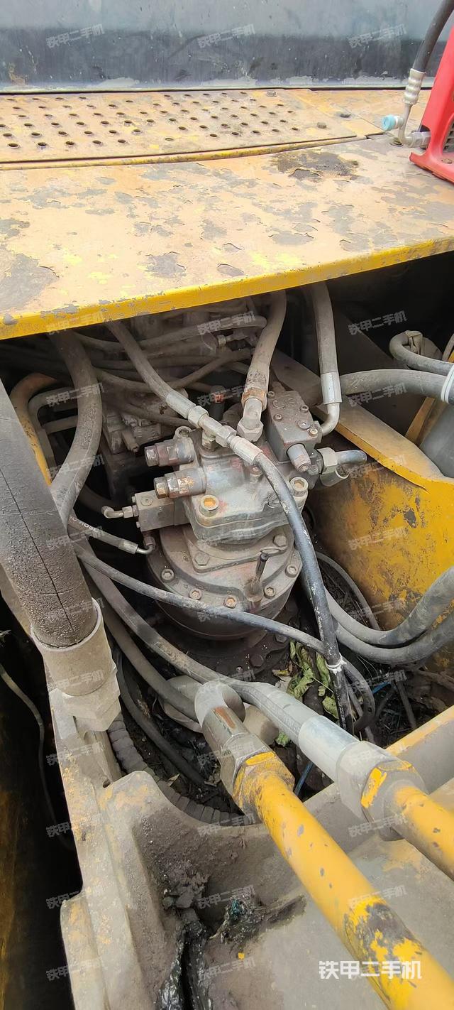 回转马达和主控阀（整机外观）