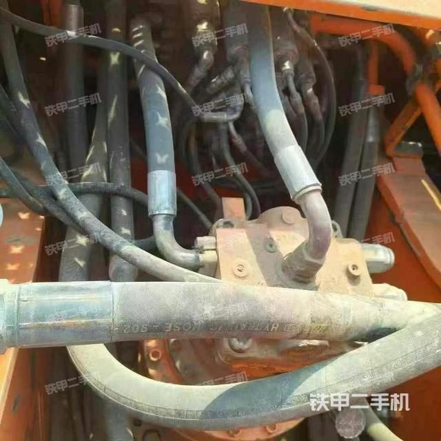 回转马达和主控阀(整机外观) 回转马达和主控阀(整机外观)