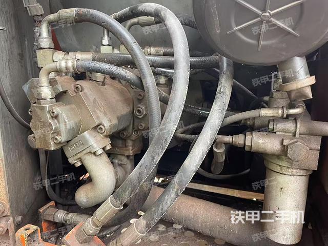 液压泵舱室正面整体(整机外观) 液压泵舱室正面整体(整机外观)