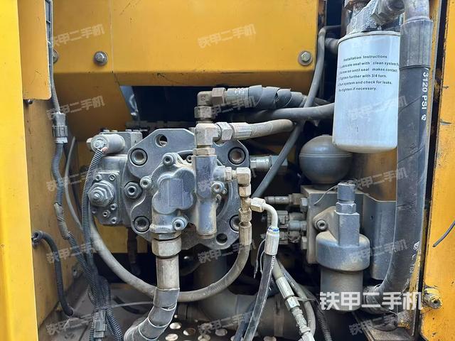 液壓泵艙室正面整體(整機(jī)外觀) 液壓泵艙室正面整體(整機(jī)外觀)