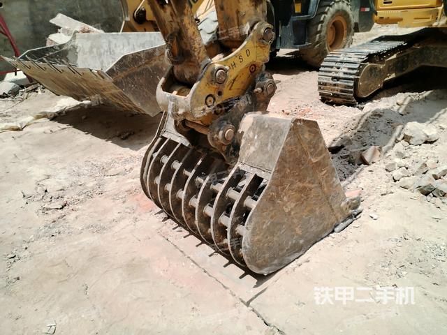 铲斗45度(工作和回转装置) 铲斗45度(工作和回转装置)