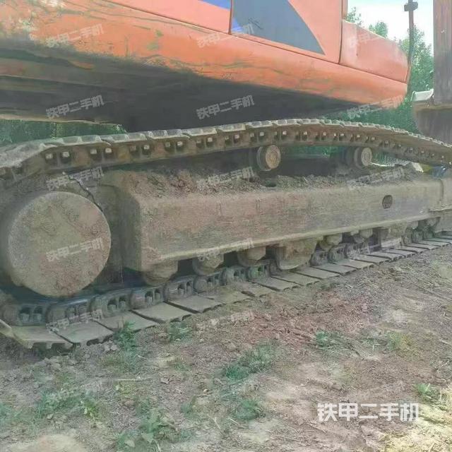 單側(cè)履帶整體(整機(jī)外觀) 單側(cè)履帶整體(整機(jī)外觀)