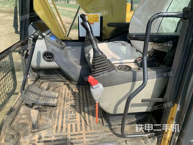 驾驶室整体(整机外观) 驾驶室整体(整机外观)