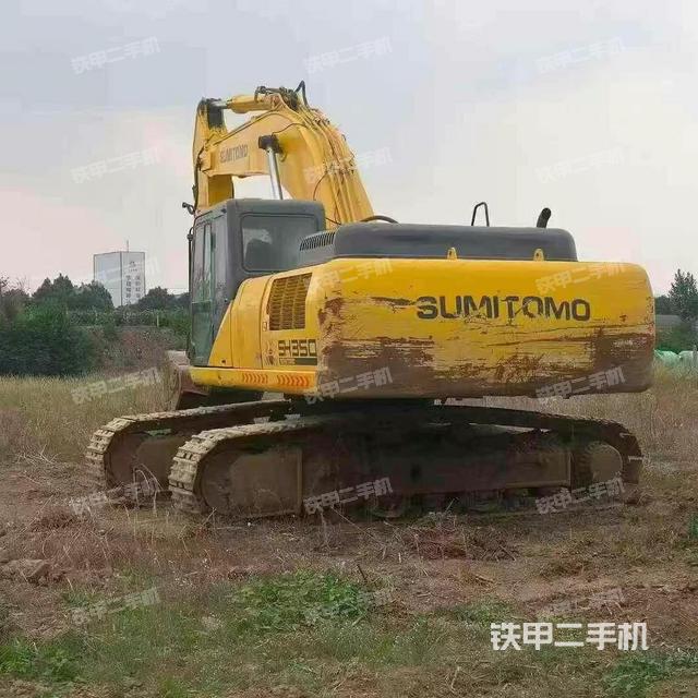 駕駛室頂部(整機(jī)外觀) 駕駛室頂部(整機(jī)外觀)