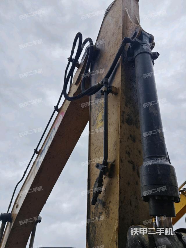 小臂整体右前(工作和回转装置) 小臂整体右前(工作和回转装置)
